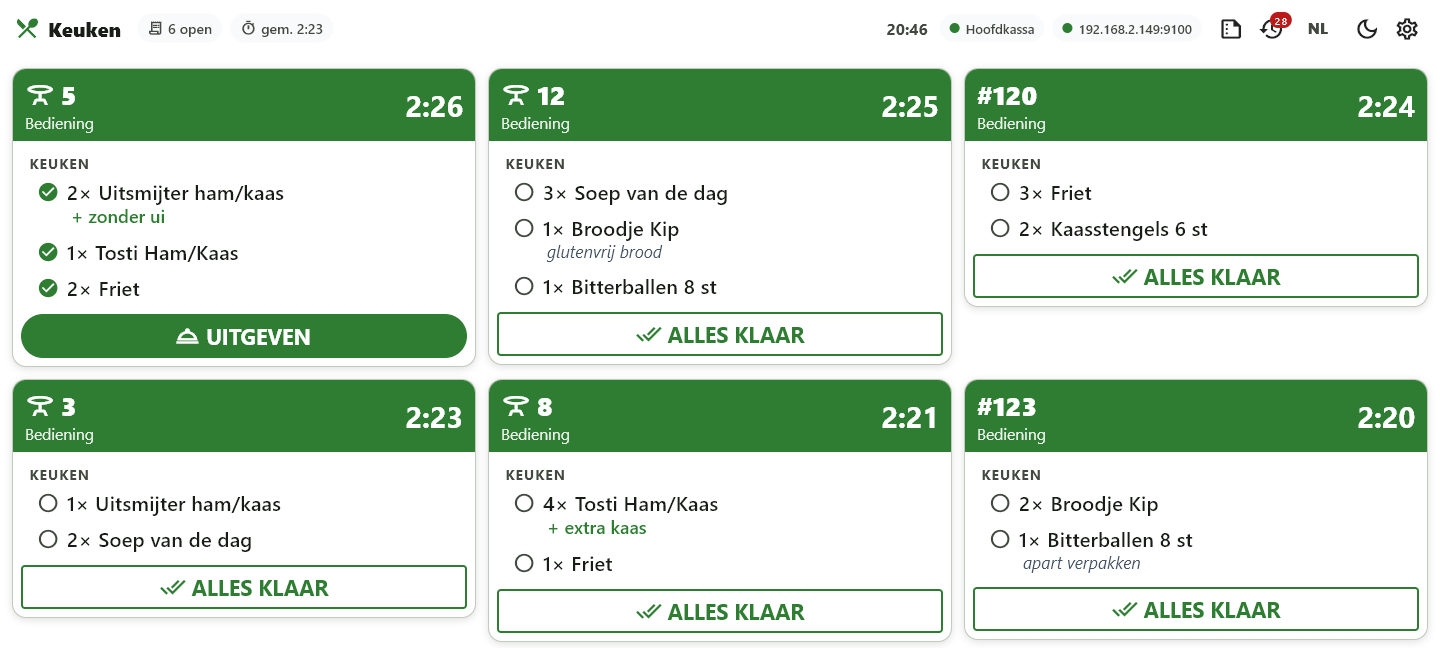 Keukenscherm met zes openstaande bonnen: tafels met gerechten, twee afhaalbonnen met ordernummer, keuzes en opmerkingen per regel